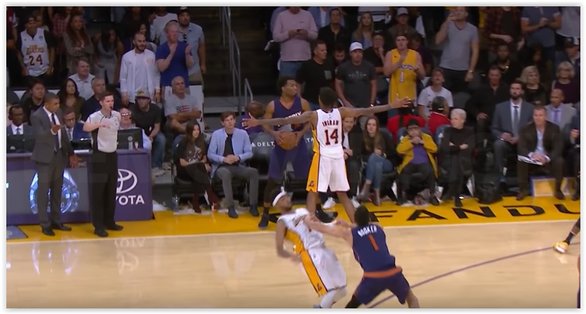 Devin Booker balance D’Angelo Russell au sol