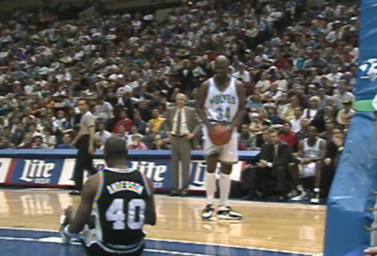 Vintage : Isaiah Rider sort le cross et le sourire de la mort à son adversaire