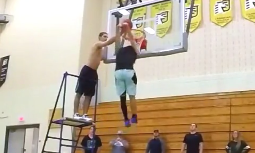 Le nouveau dunk surréaliste de Jordan Kilganon !