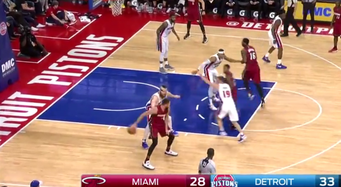 Josh McRoberts lâche une passe dans le dos totalement folle