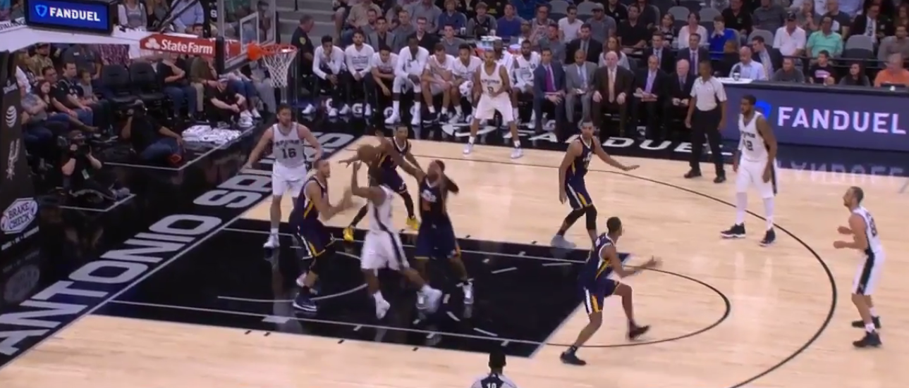 Kawhi Leonard fait danser toute la défense du Jazz !