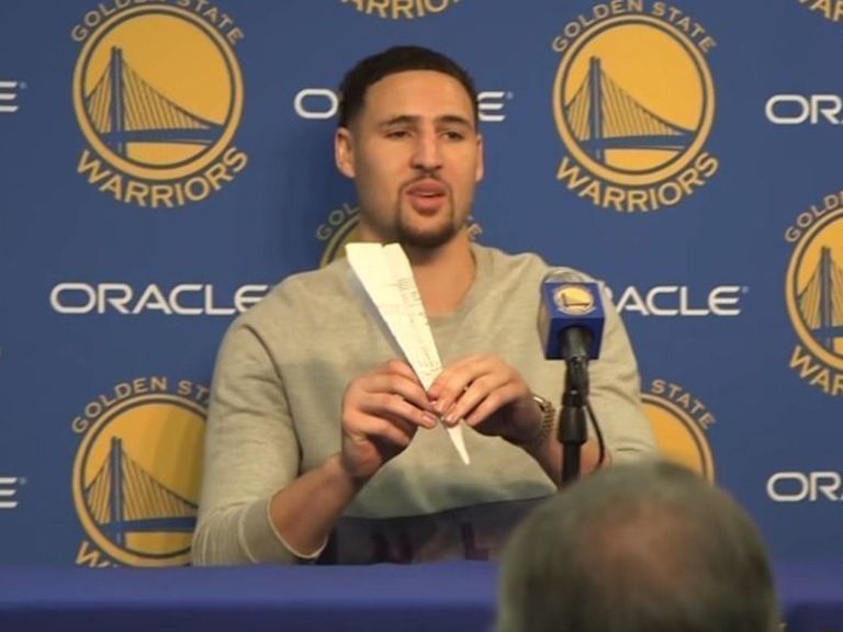 Après la bière, Klay Thompson se pointe en interview avec une part de pizza