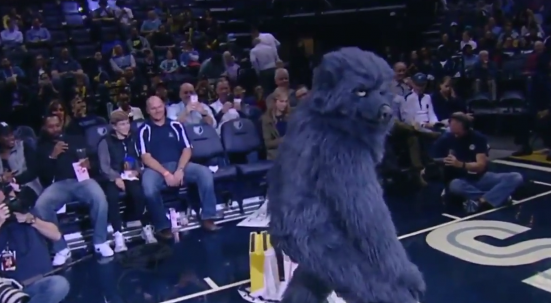 La mascotte des Grizzlies tape un strip-tease et danse le twerk…