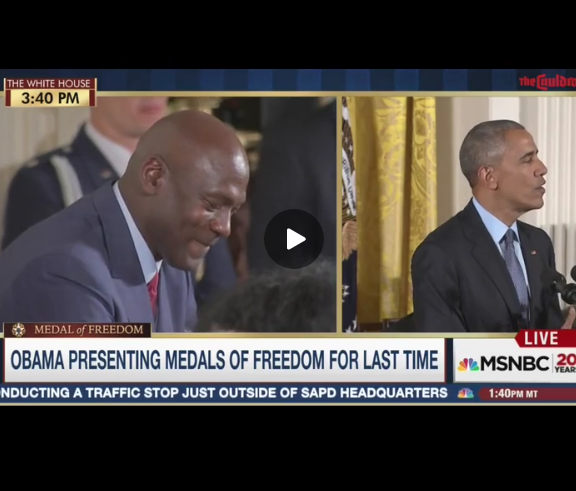 Barack Obama fait pleurer Michael Jordan lors d’une remise de médaille