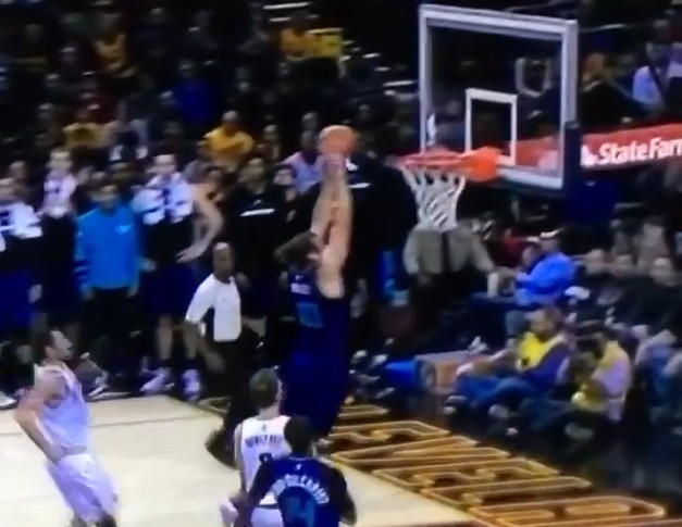 Shaqtin’A Fool : Spencer Hawes foire un dunk tout fait !