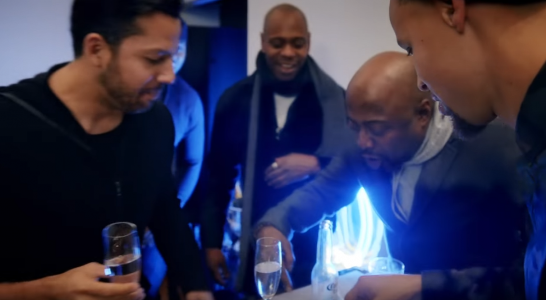 Crado : Un magicien crache des grenouilles devant Drake, Curry et Butler