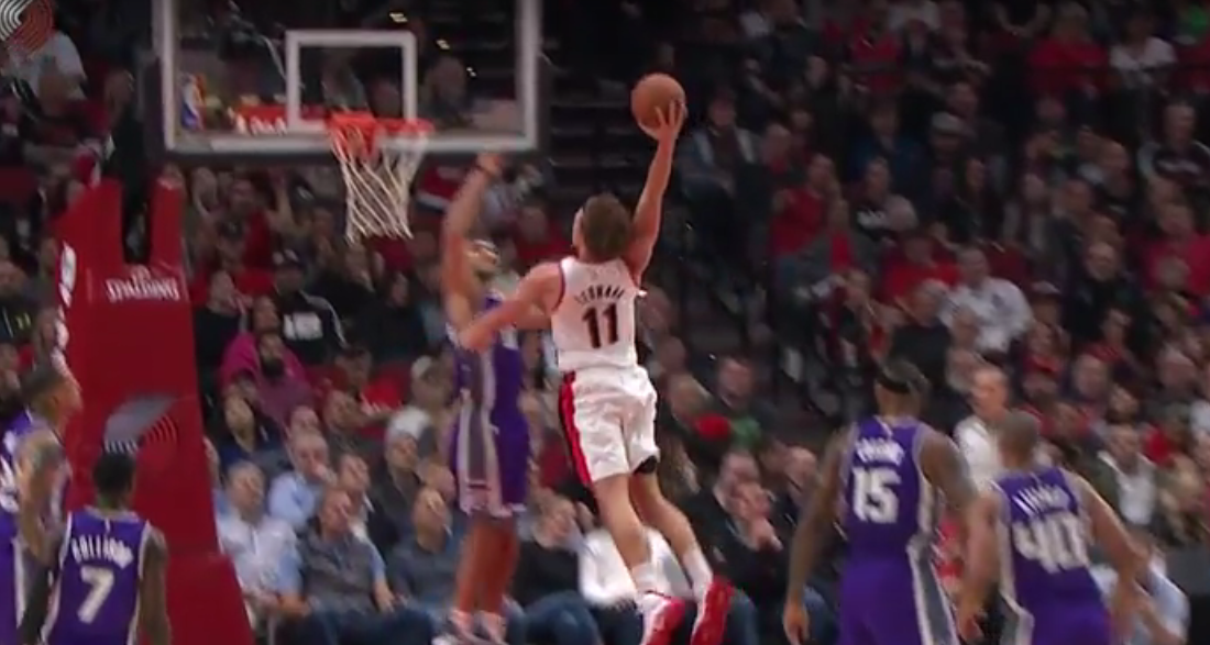 Top 10 : le gros dunk de Meyers Leonard sur la face d’Omri Casspi !