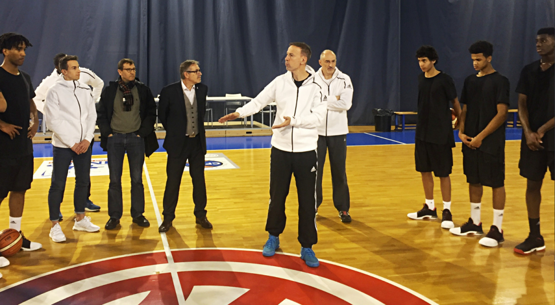 Les talents du Centre Fédéral testent la adidas Harden Vol. 1 devant Vincent Collet