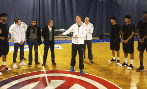 Coach Collet dispense ses conseils aux jeunes du Centre Fédéral.