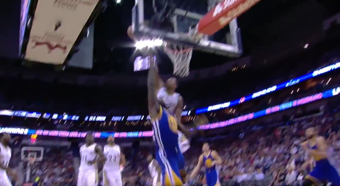 Alexis Ajinça scotche Draymond Green !