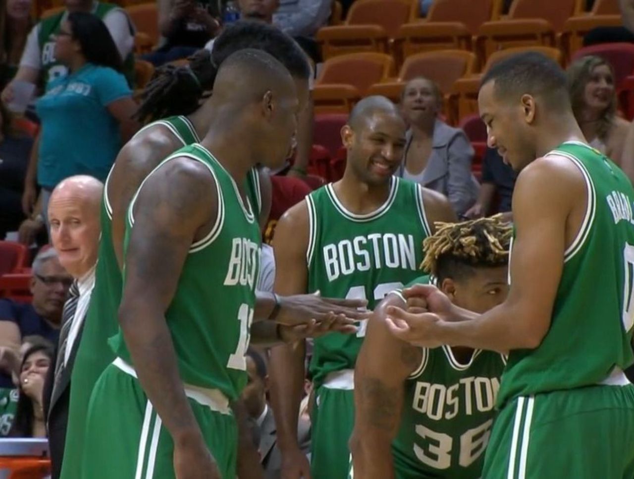 Les joueurs des Celtics font la ‘Ola’ avec les fans en plein match !