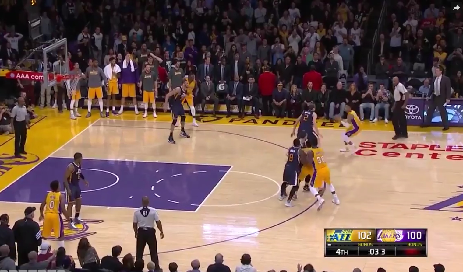 D’Angelo Russell shoote pour la gagne, mais sort un airball….