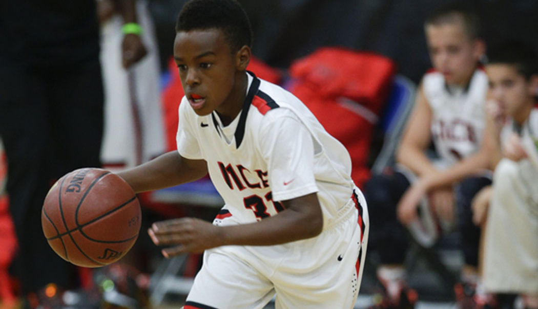 Tranquille, le fils de LeBron cale un switch du milieu du terrain