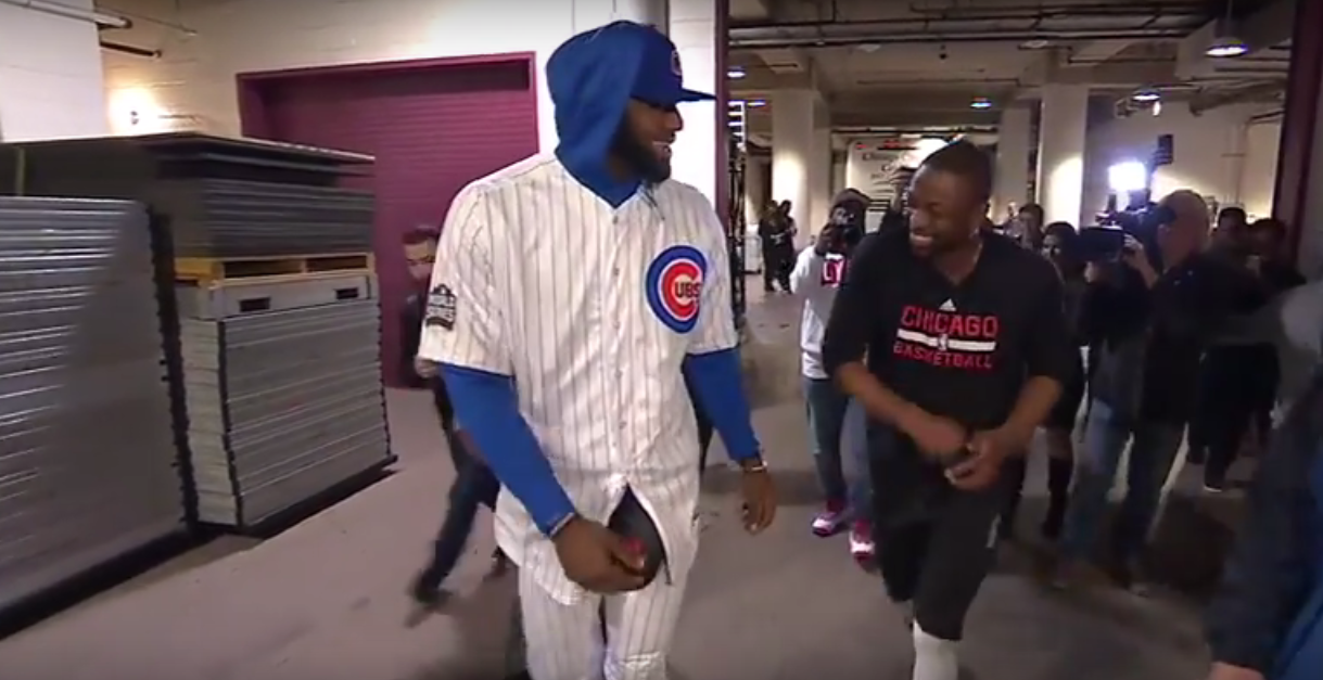Habillé avec la tenue des Cubs, LeBron James honore son pari avec Dwyane Wade
