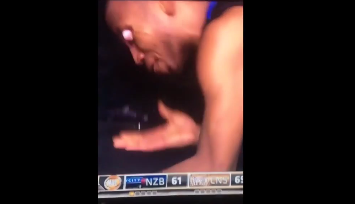 Horreur : Son globe oculaire sort après un coup de coude