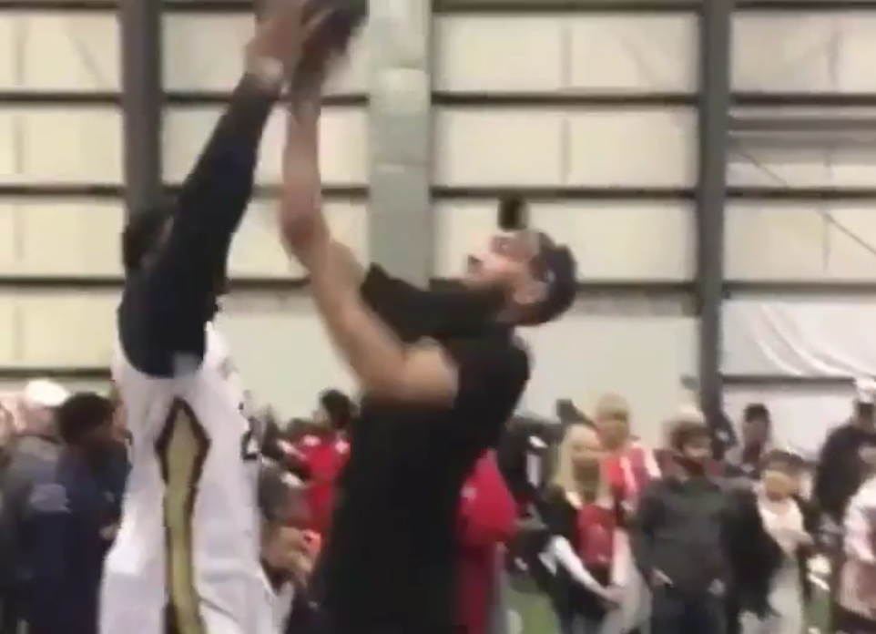 Anthony Davis bashe un fan un peu trop confiant