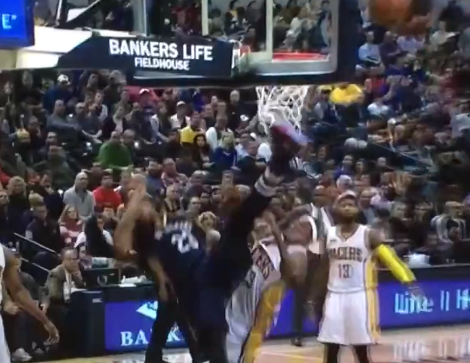 Anthony Davis chute très salement après avoir voulu escalader Myles Turner