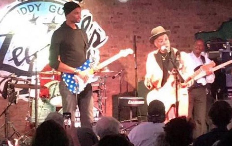 Quand Chris Bosh s’offre un duo à la guitare avec une légende du blues