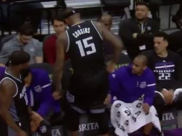 DeMarcus Cousins démonte une chaise de rage