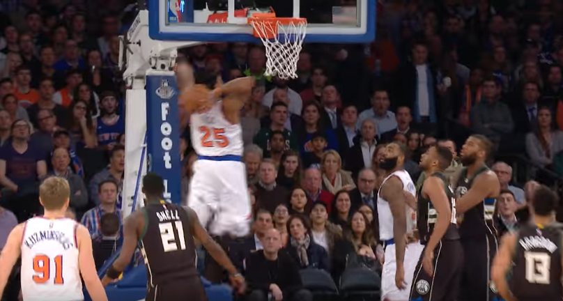 Derrick Rose lâche un gros dunk… puis un crossover dévastateur !