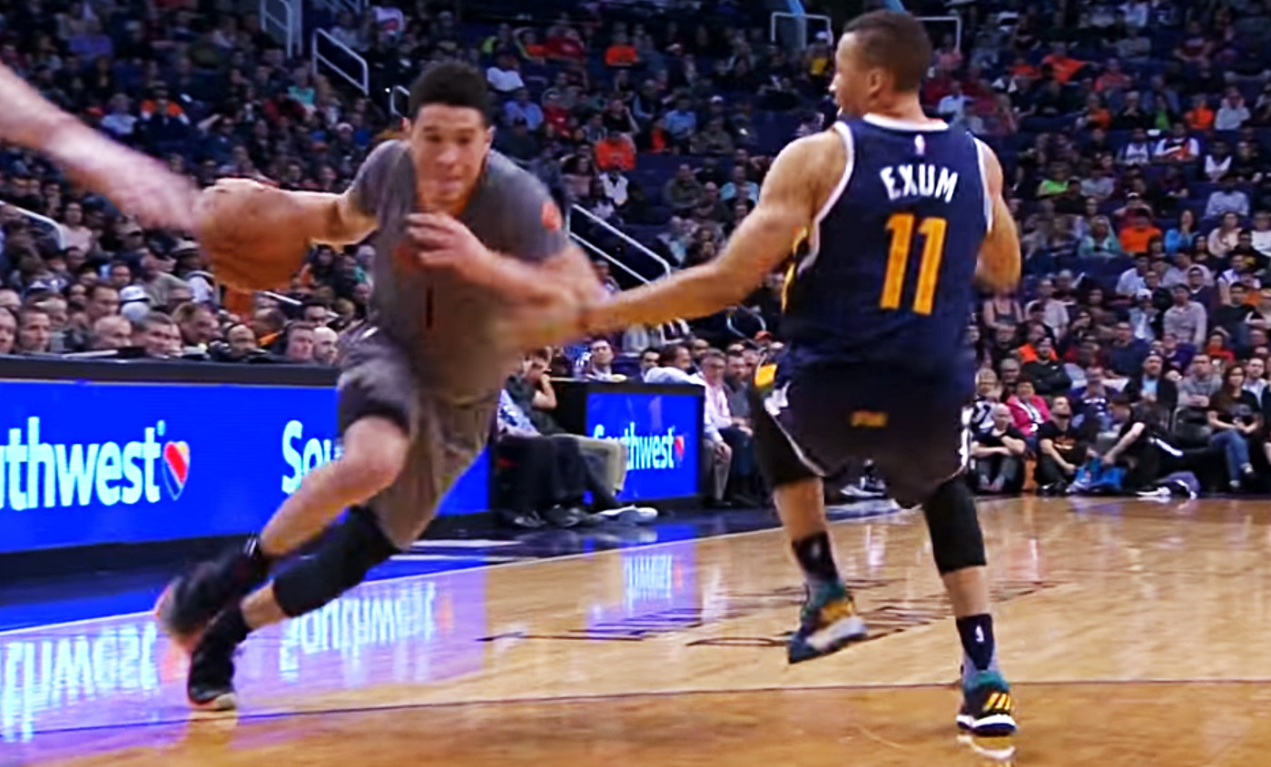 Devin Booker fait tomber Dante Exum sur un cross