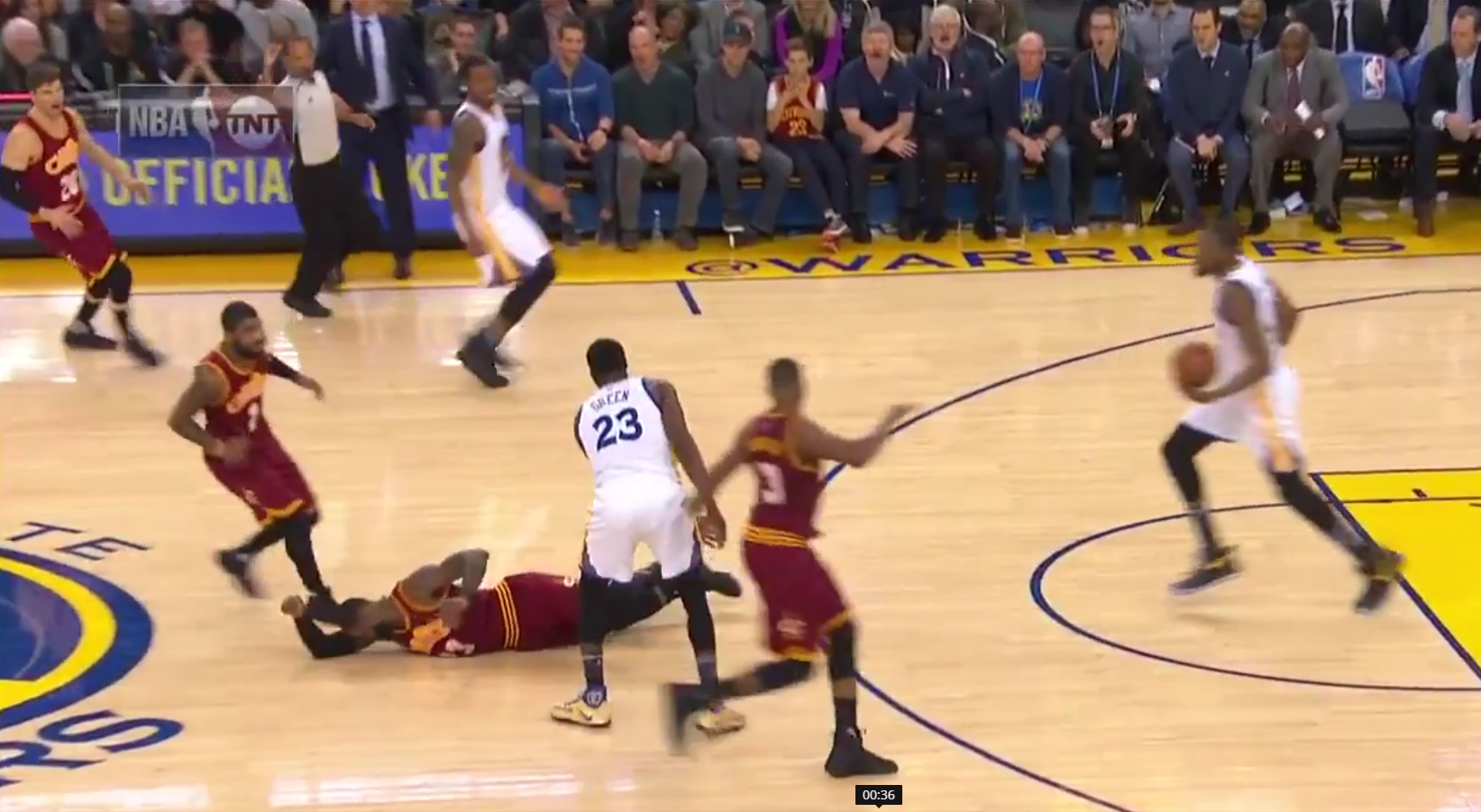 Draymond Green dégomme LeBron James et se moque de lui