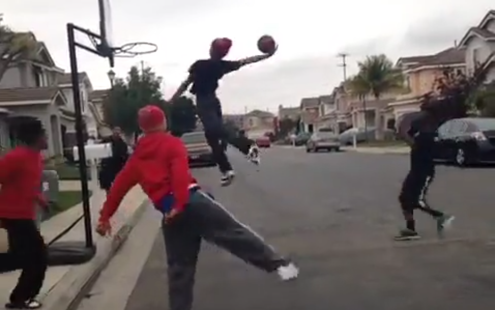 Ce dunk collectif est presque impossible à reproduire