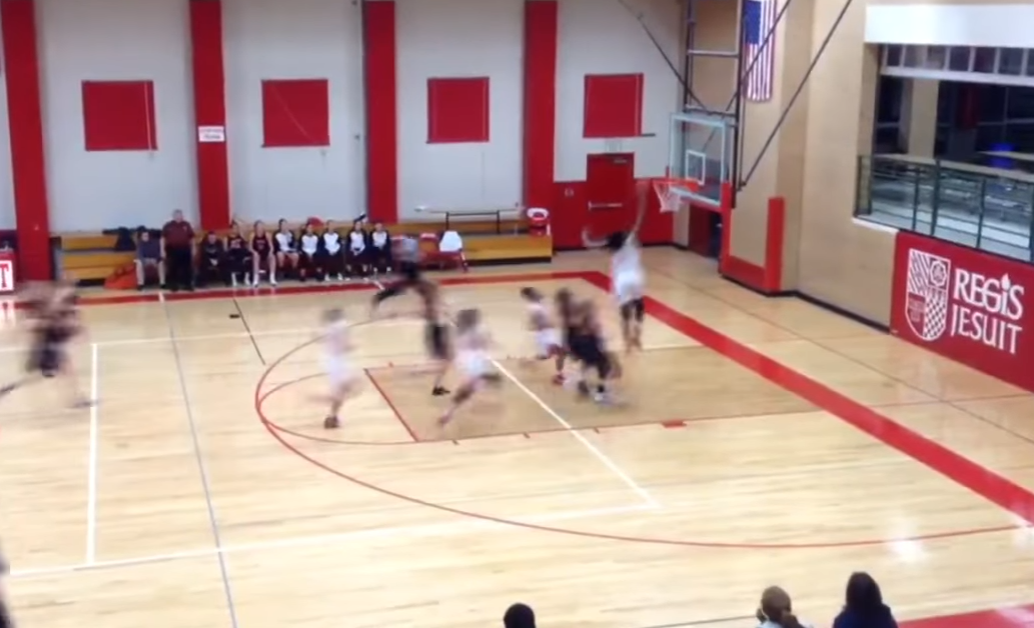 A 15 ans, elle dunke dans un match de lycée !
