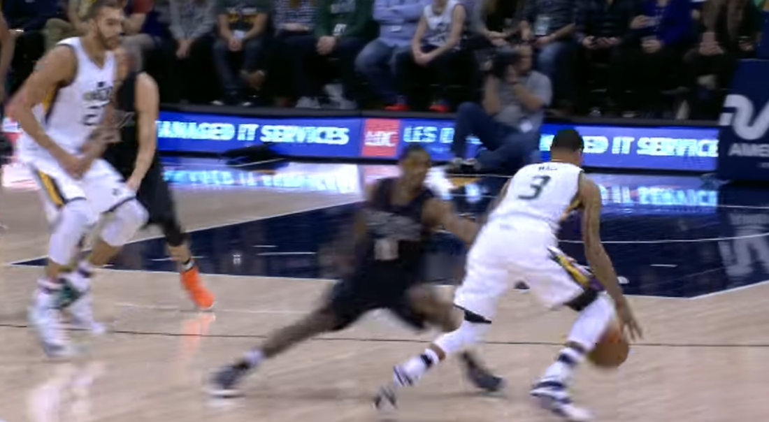 George Hill place un méchant cross à Brandon Knight