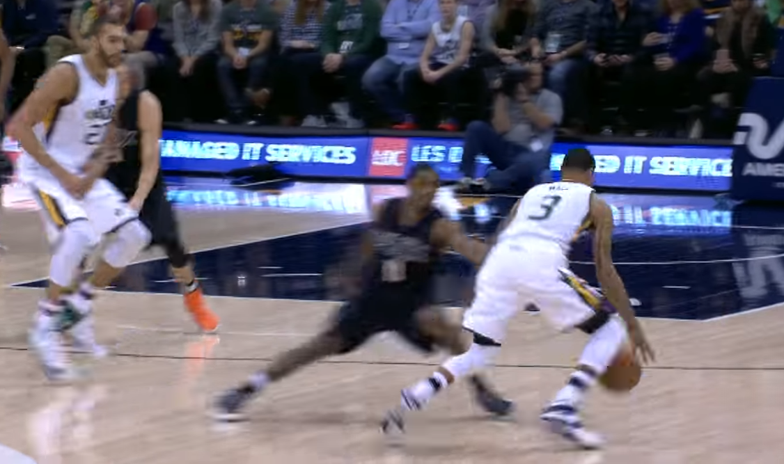 George Hill place un méchant cross à Brandon Knight