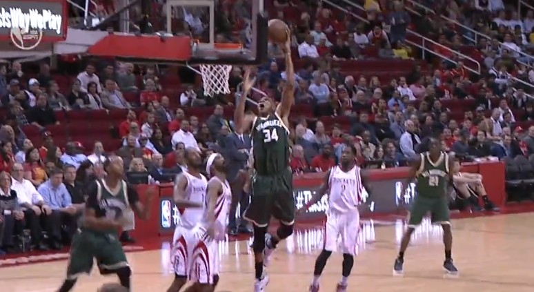 Giannis Antetokounmpo claque encore un tomar surnaturel !