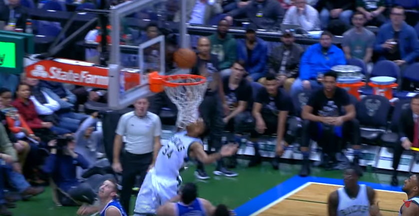 Giannis Antetokounmpo scotche sur la planche le layup de Nik Stauskas