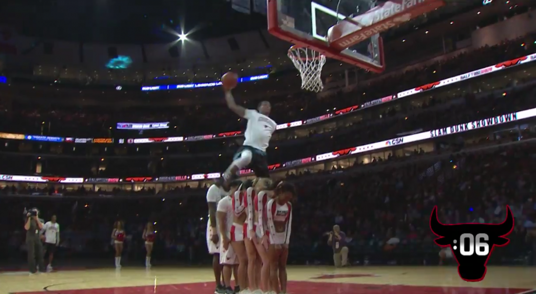 Guy Dupuy dunke par-dessus 6 personnes