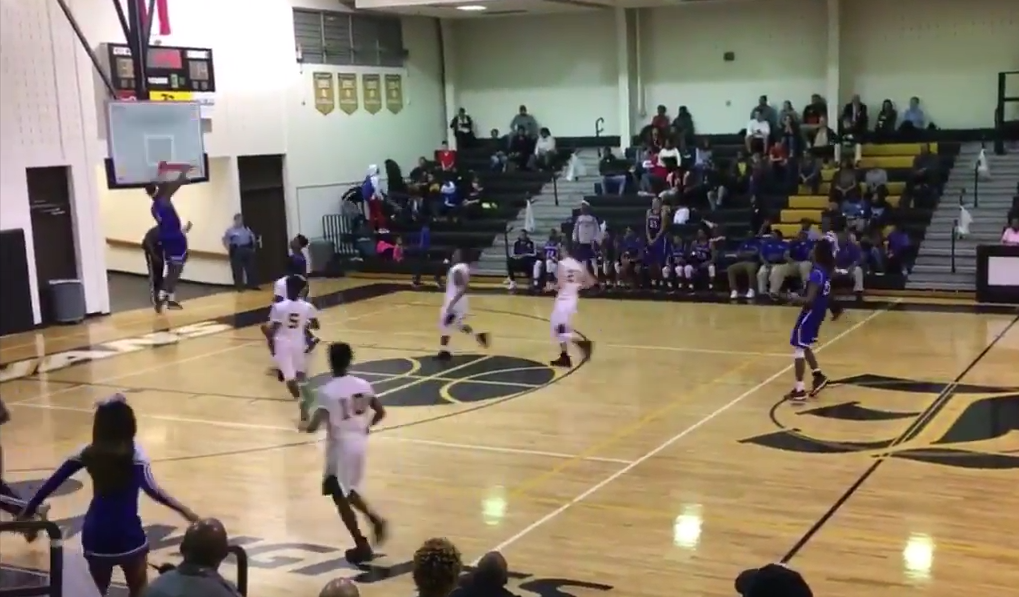 Un lycéen brise le panneau et fait arrêter le match !