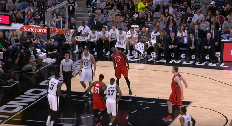 Jakob Poeltl balance un airball aux lancers-francs