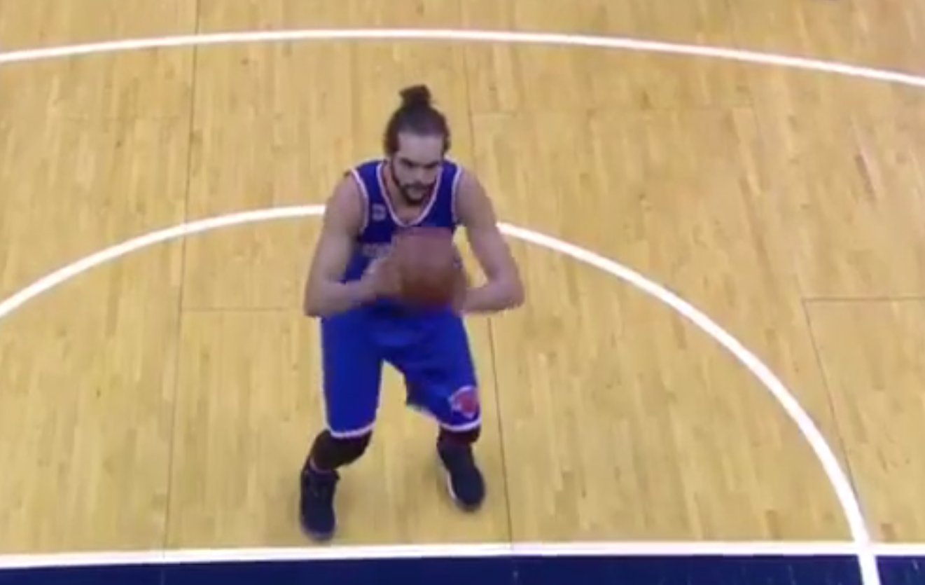 Joakim Noah envoie un airball horrible sur un lancer franc