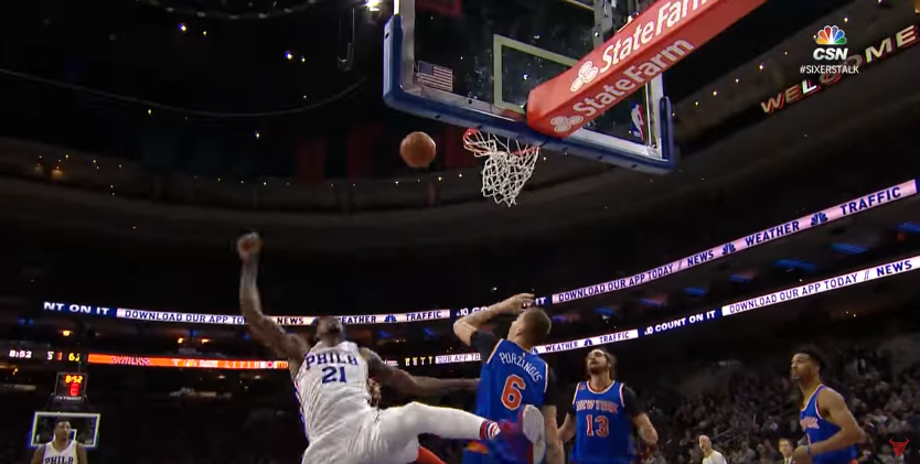 Joel Embiid domine Porzingis mais se fait recaler méchamment par le cercle