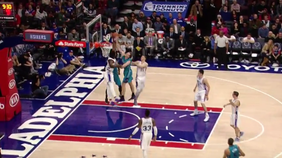 Joel Embiid martyrise Cody Zeller avec deux gros contres
