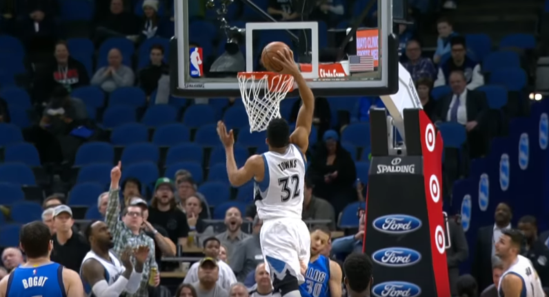 Top 5 : Karl-Anthony Towns dunke sur Seth Curry, Littéralement