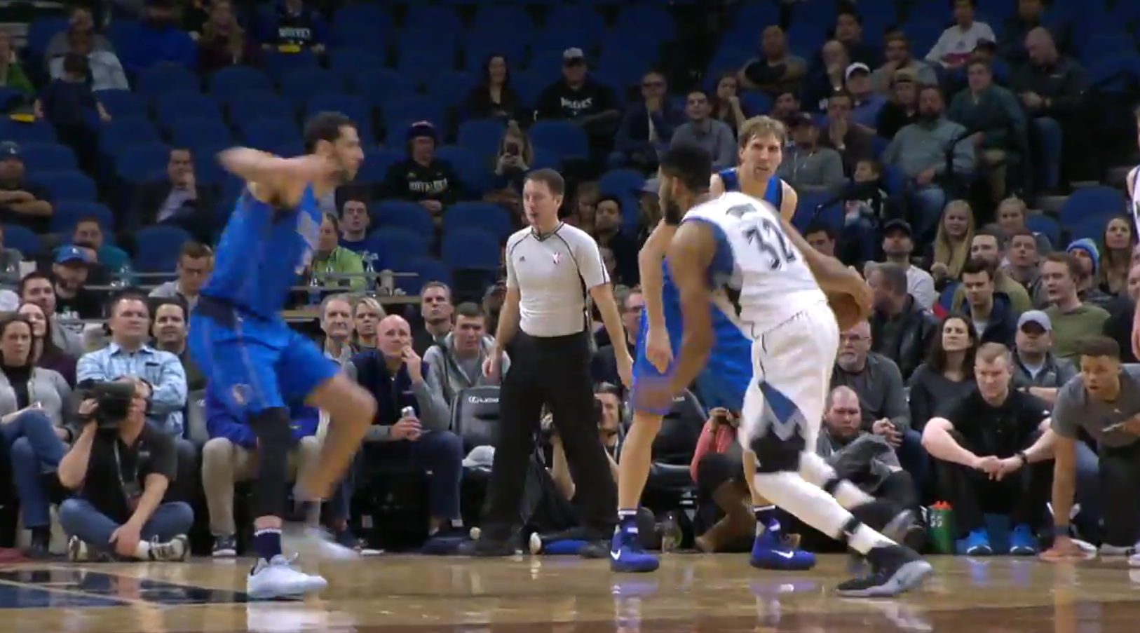 « KAT » fait danser le twist à Salah Mejri