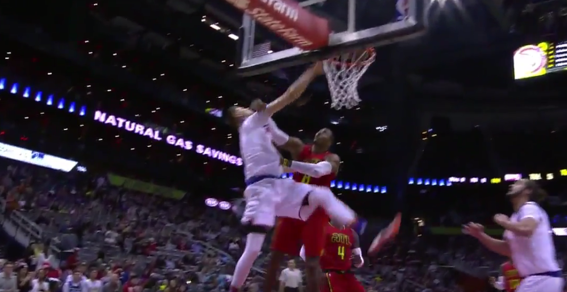 Le gros poster de Kristaps Porzingis sur Dwight Howard !