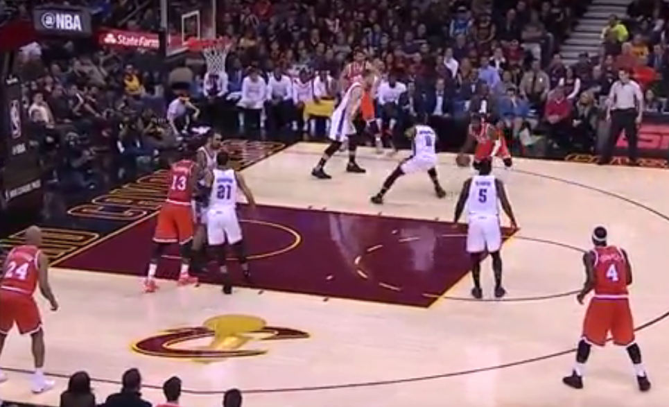 Kyrie Irving fait danser Russell Westbrook avant de marquer !