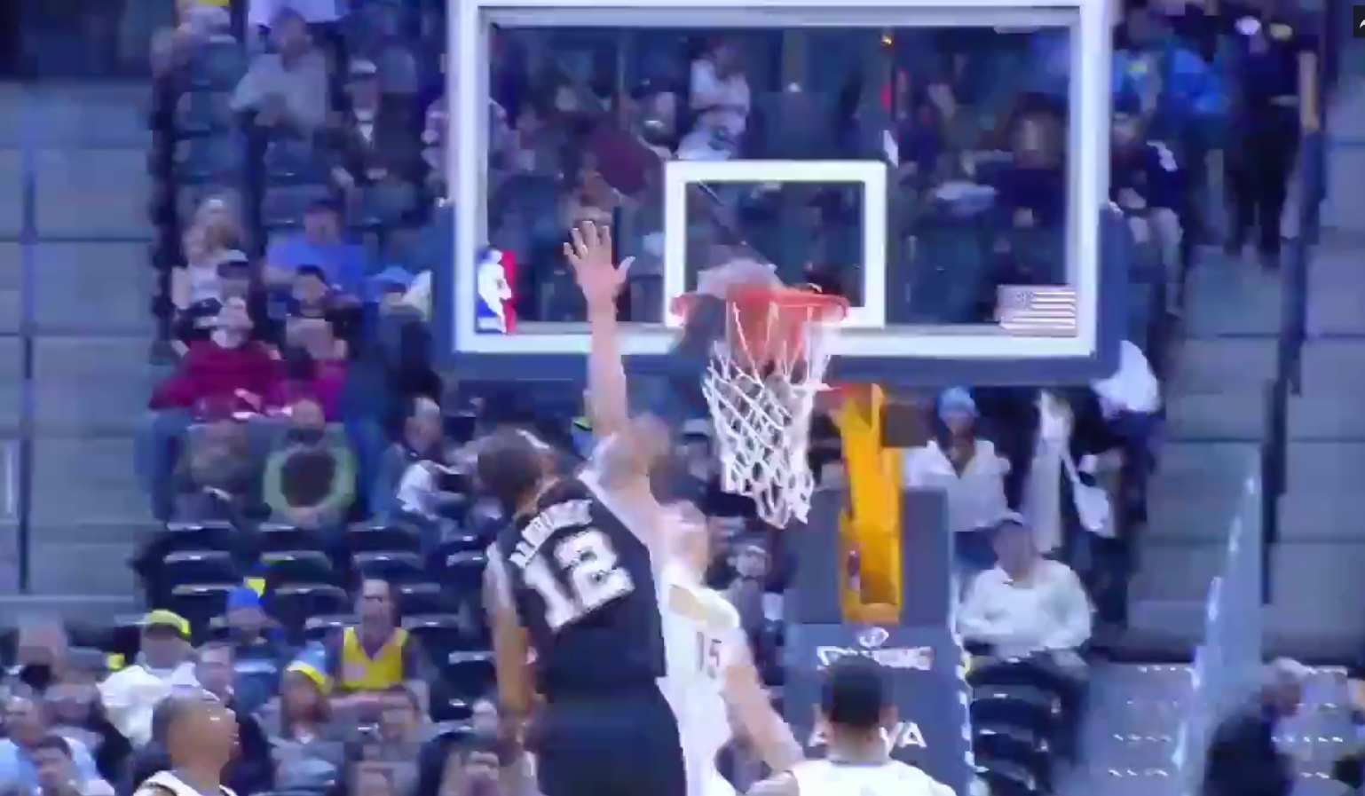 LaMarcus Aldridge postérise Nikola Jokic