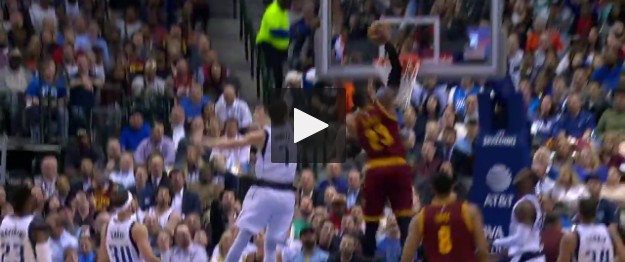 Violent : LeBron James massacre le cercle à mains nues