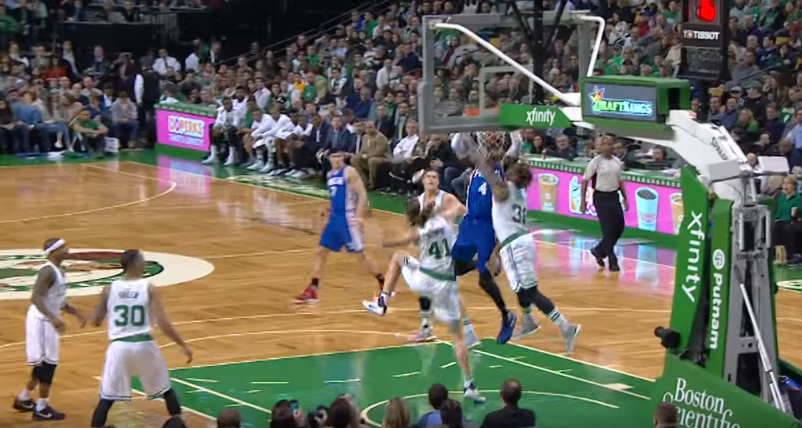 Nerlens Noel saute par-dessus les Celtics et claque un tomar !