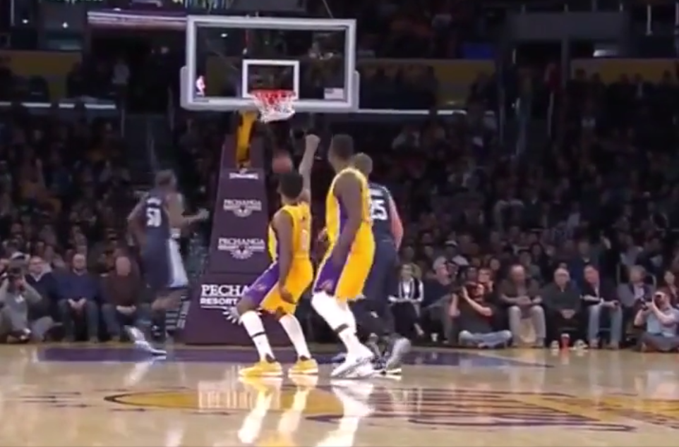 Nick Young agite son engin pour célébrer en plein milieu d’un shoot