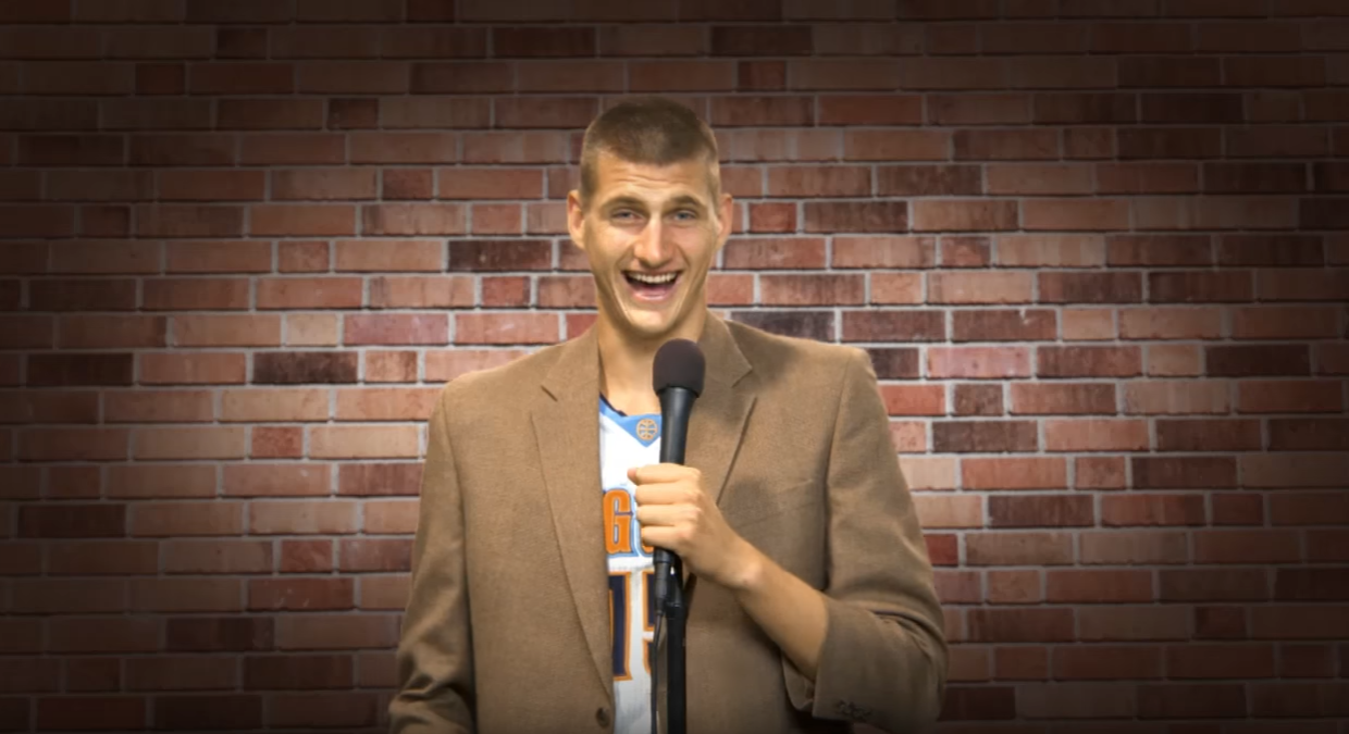 Nikola Jokic a quelques blagues (pourries) pour vous