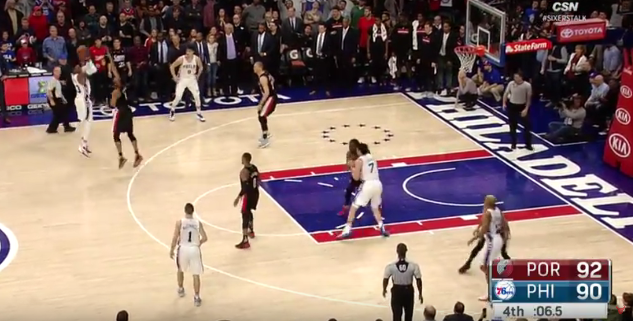 Clutch : Robert Covington assassine les Blazers à longue distance !