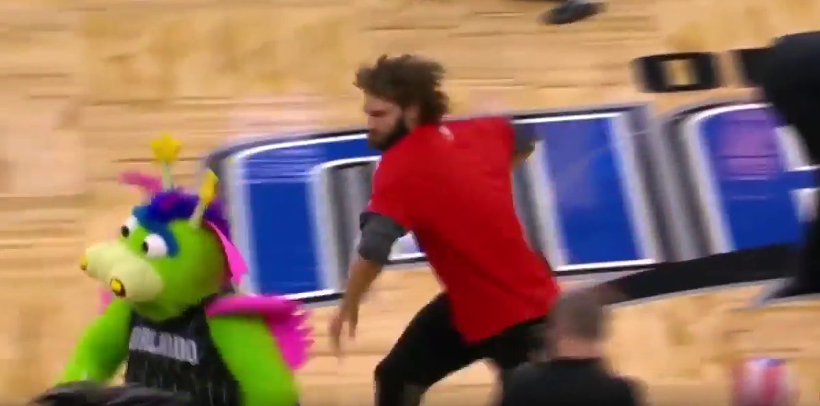 Robin Lopez continue de s’embrouiller avec les mascottes