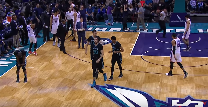 Westbrook jette la balle dans la tête d’un arbitre (et prend une technique)